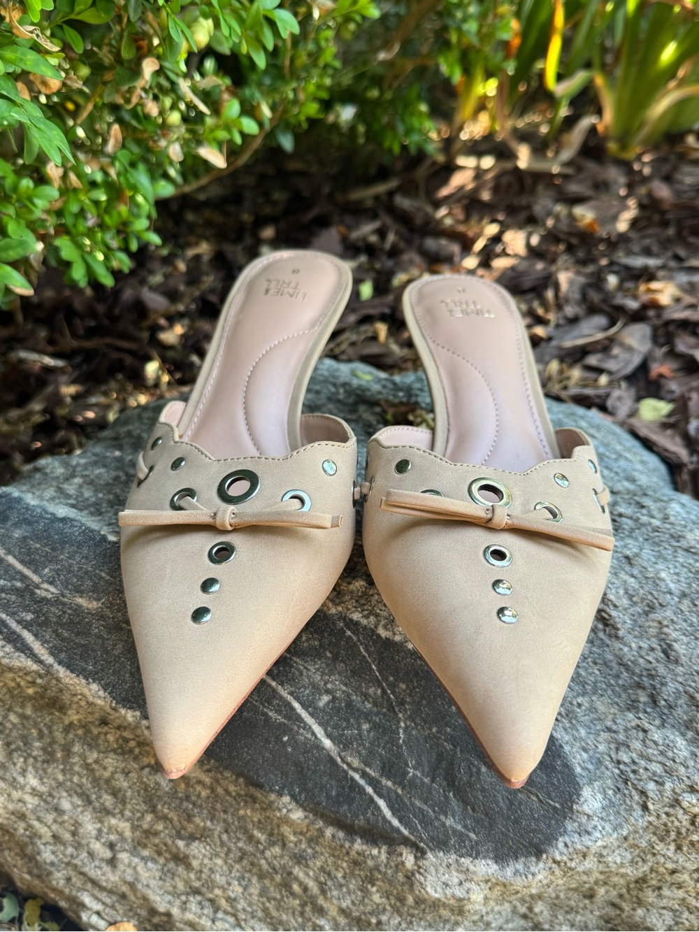 Time and Tru Tan Pointed-Toe Slip-On Mules with Grommet Bow sz 8 - Picture 2 of 5